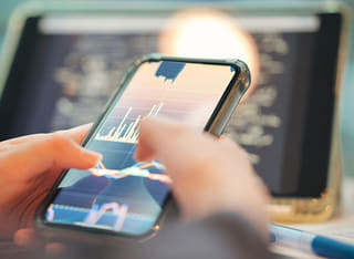Processo di prelievo e trasferimento fondi verificato da un investitore in modo trasparente