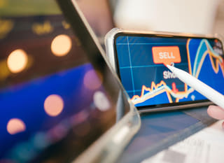 Trader attivo su più mercati mentre analizza opzioni su Bitcoin, Ethereum e forex